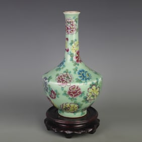 FAMILLE ROSE GREEN GROUND FLOWER PATTERN PORCELAIN VASE