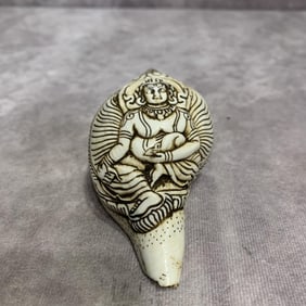 A FINELY CARVED TIBETAN BUDDHISM CONCH