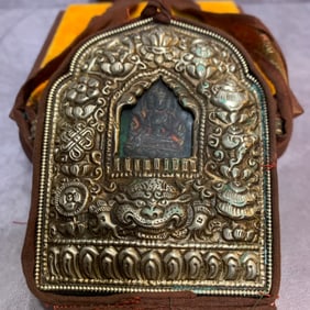 A FINE TIBETAN BUDDHIST GAU PENDANT