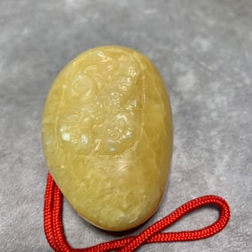 A LARGE YELLOW JADE DRAGON PATTERN HANDPIECE