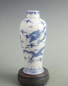 BLUE AND WHITE DRAGON PATTERN PORCELAIN VASE