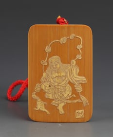 A SMALL BAMBOO CARVING PENDANT