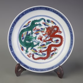 A FINE DOU CAI DRAGON PATTERN PORCELAIN PLATE