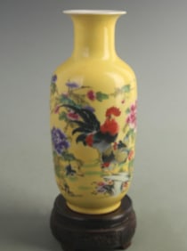 YELLOW GROUND CHICKEN PATTERN PORCELAIN VASE