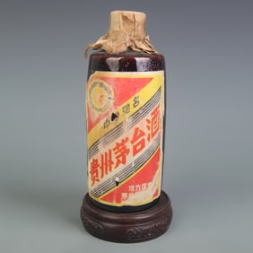 A FINE GUI ZHOU MOUTAI LIQUOR BOTTLE