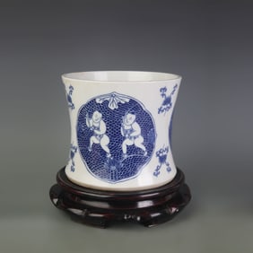 BLUE AND WHITE OPENWORK FIGURE PORCELAIN BRUSH POT