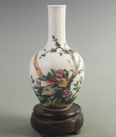 FAMILLE ROSE FLORAL PATTERN GLOBE STYLE PORCELAIN VASE