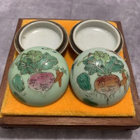PAIR OF FAMILLE ROSE PAINTING PORCELAIN BOX