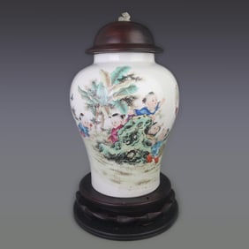 RARE FAMILLE ROSE STORY PATTERN GENERAL TYPE VASE