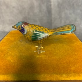 A SMALL FAMILLE-ROSE ENAMEL BIRD