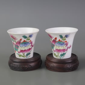 PAIR OF FAMILLE ROSE FLORAL-PATTERNED SMALL TEACUPS