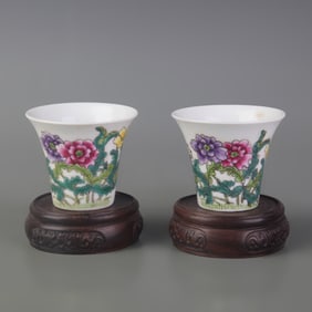 PAIR OF FAMILLE ROSE FLOWER PATTERN SMALL TEACUPS