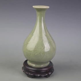 LONGQUAN KILN INCISED FLORAL PATTERN YU HU CHUN STYLE PORCELAIN VASE