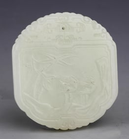A FINE PALE CELADON JADE FLOWER PATTERN PENDANT