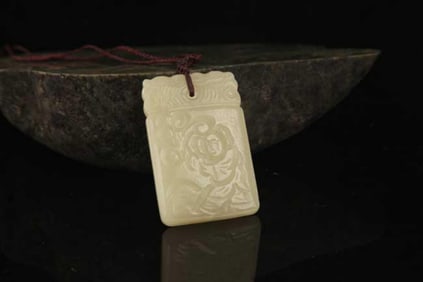 A FINE BOY CARVING HETIAN JADE PENDANT