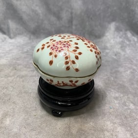 A FINE FAMILLE ROSE FLORAL PATTERN PORCELAIN POWDER BOX