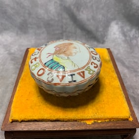 FAMILLE ROSE FIGURE PATTERN PORCELAIN POWDER BOX