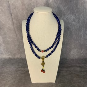 A FINE LAPIS LAZULI STONE MADE NECKLACE