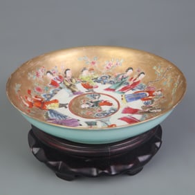 FAMILLE ROSE FIGURE-PATTERN PORCELAIN PLATE