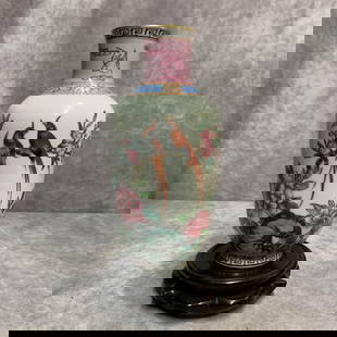 A FINE DOUCAI COLOR BIRD PATTERN PORCELAIN VASE: Qing Dynasty; High: 8.2 inch; Diameter: 4.0 inch