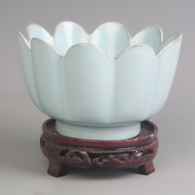 A FINE CELADON GALZED LOBED RIM PORCELAIN BOWL