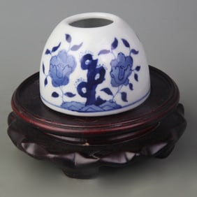 A SMALL BLUE-AND-WHITE FLORAL PORCELAIN WATER POT