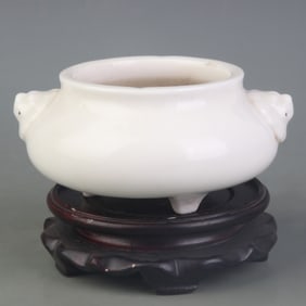DEHUA PORCELAIN THREE FOOTED CENSER WITH ANIMAL EARS