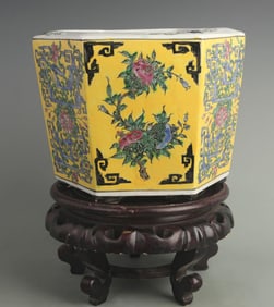 A FINE YELLOW GROUND FAMILLE ROSE COLOR FLOWER POT