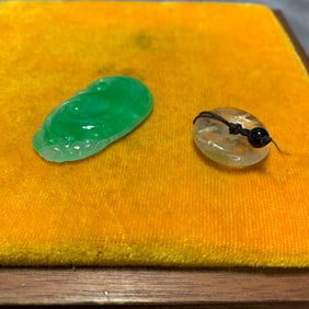 GROUP OF JADE AND CRYSTAL PENDANTS