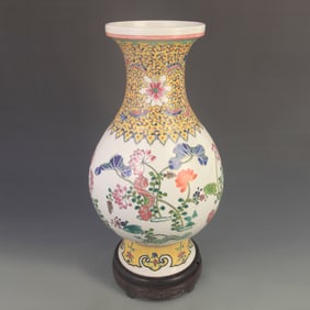 A LARGE FAMILLE ROSE FLORAL PATTERN PORCELAIN VASE