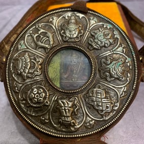 A FINE TIBETAN BUDDHIST GAU BOX