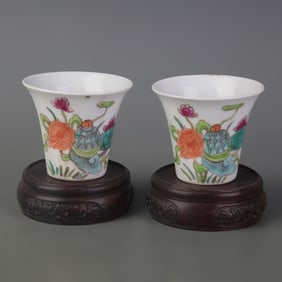PAIR OF FAMILLE ROSE FLORAL PATTERN PORCELAIN CUPS