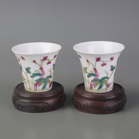 PAIR OF FAMILLE ROSE BIRD PATTERN PORCELAIN CUPS