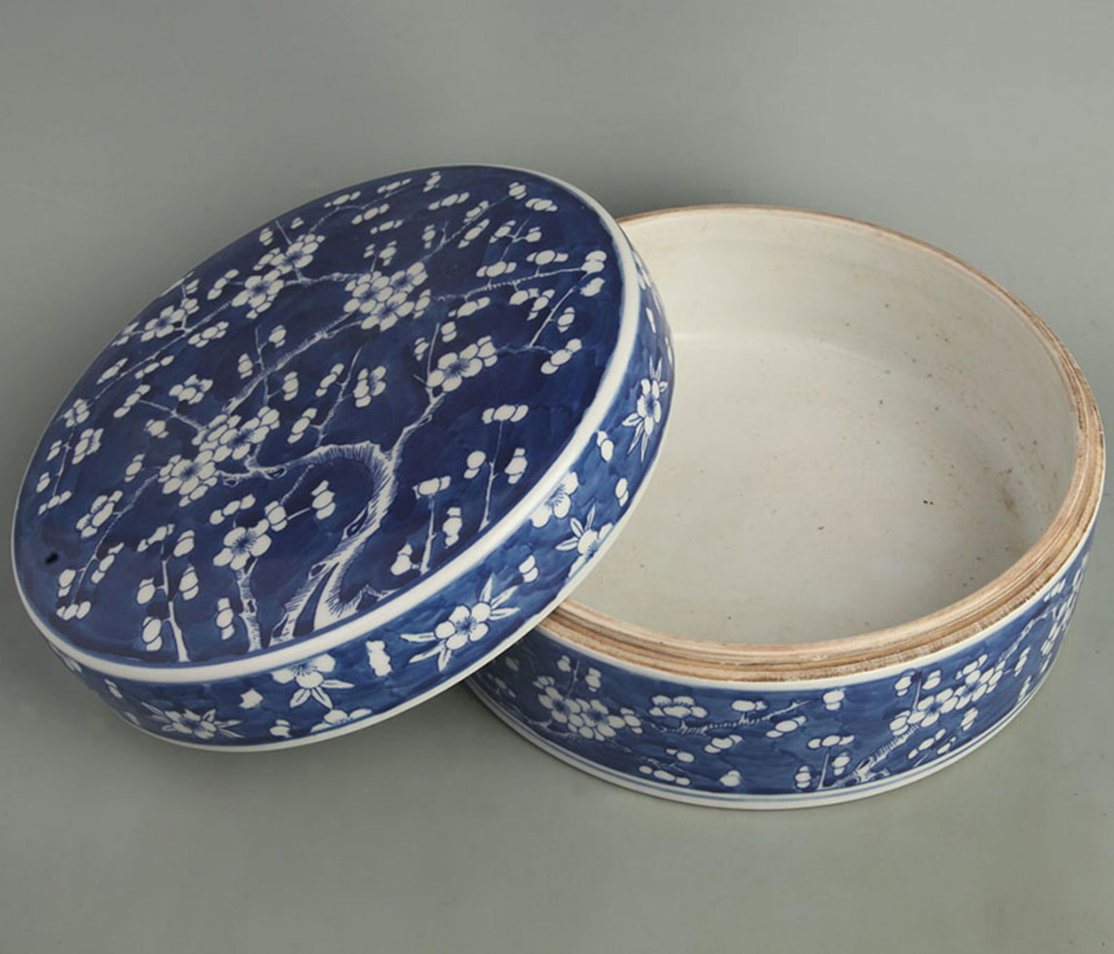 BLUE AND WHITE ICE-PRUNE LIDDED PORCELAIN BOX: Qing Dynasty Kang Xi Period; High: 4.50 inch; Diameter: 9.50 inch;
