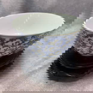 BLUE AND WHITE PORCELAIN LOTUS BOWL WITH QIANLONG MARK: Qing Dynasty; High: 2.5 inch; Diameter: 4.5 inch
