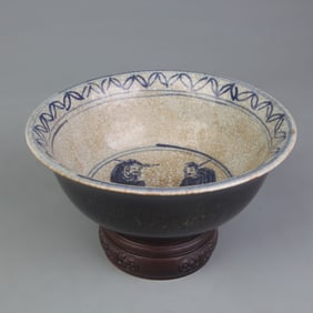 PAIR OF SMALL BLUE AND WHITE FLORAL PATTERN PORCELAIN BOWLS
