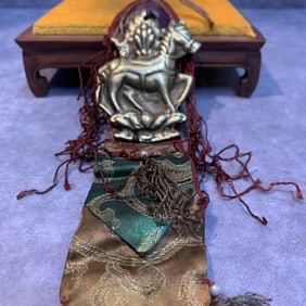 A FINE TIBETAN BUDDHIST INSTRUMENTS PENDANT