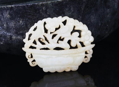 A FINE HE TIAN JADE IN FIGURE OF FLOWER BASKET