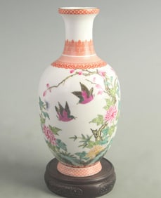 FAMILLE ROSE CHRYSANTHEMUM AND BIRD MELON-SHAPED VASE