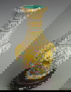 A FINE YELLOW GROUND BIRD PATTERN PORCELAIN VASE: Qing Dynasty Qianlong Period: High: 12.8 inch; High: 7.00 inch;