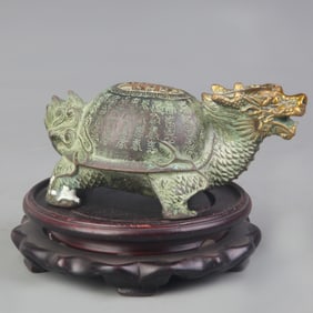 A SMALL BRONZE TORTOISE FIGURINE
