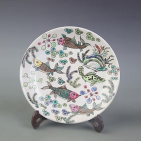 FAMILLE ROSE FISH AND ALGAE PATTERN PLATE