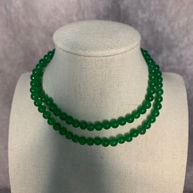 A FINE NATURAL JADE NECKLACE