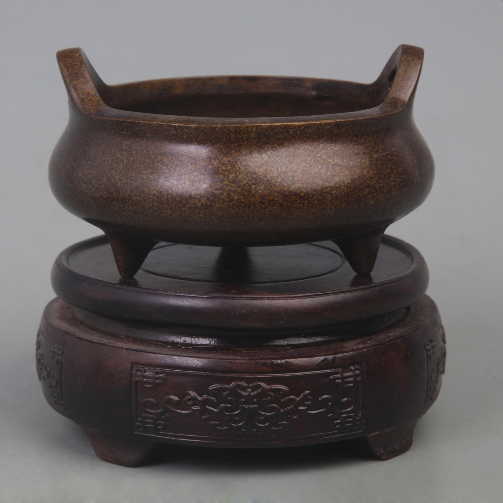 A FINE BRONZE MADE THREE FOOT CENSER: Ming Dynasty, Diameter: 4.1 inch; High: 2.5 inch;