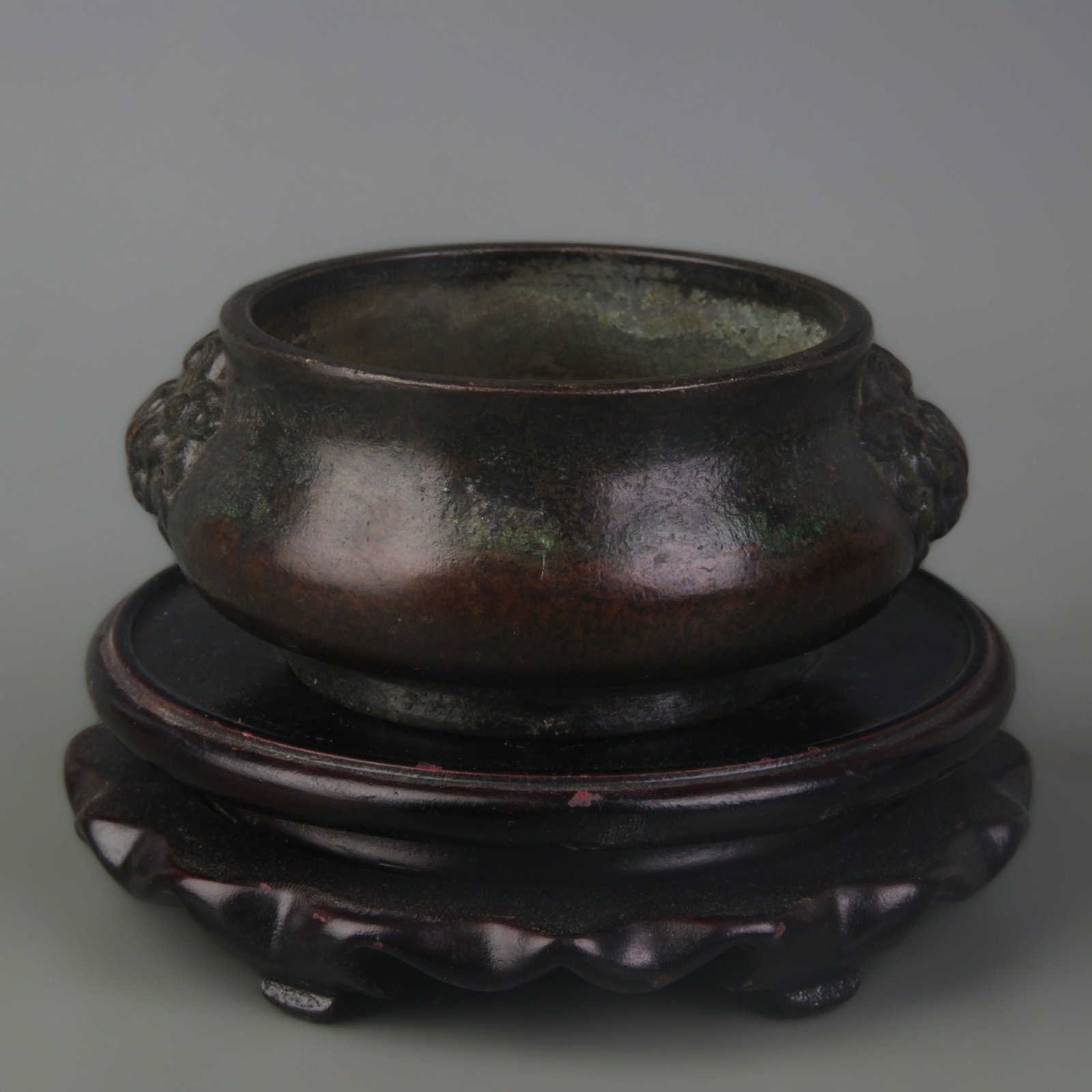 A FINE BEAST EAR ROUND FOOT INCENSE BURNER: Qing Dynasty; Width: 4.0 inch; High: 1.8 inch