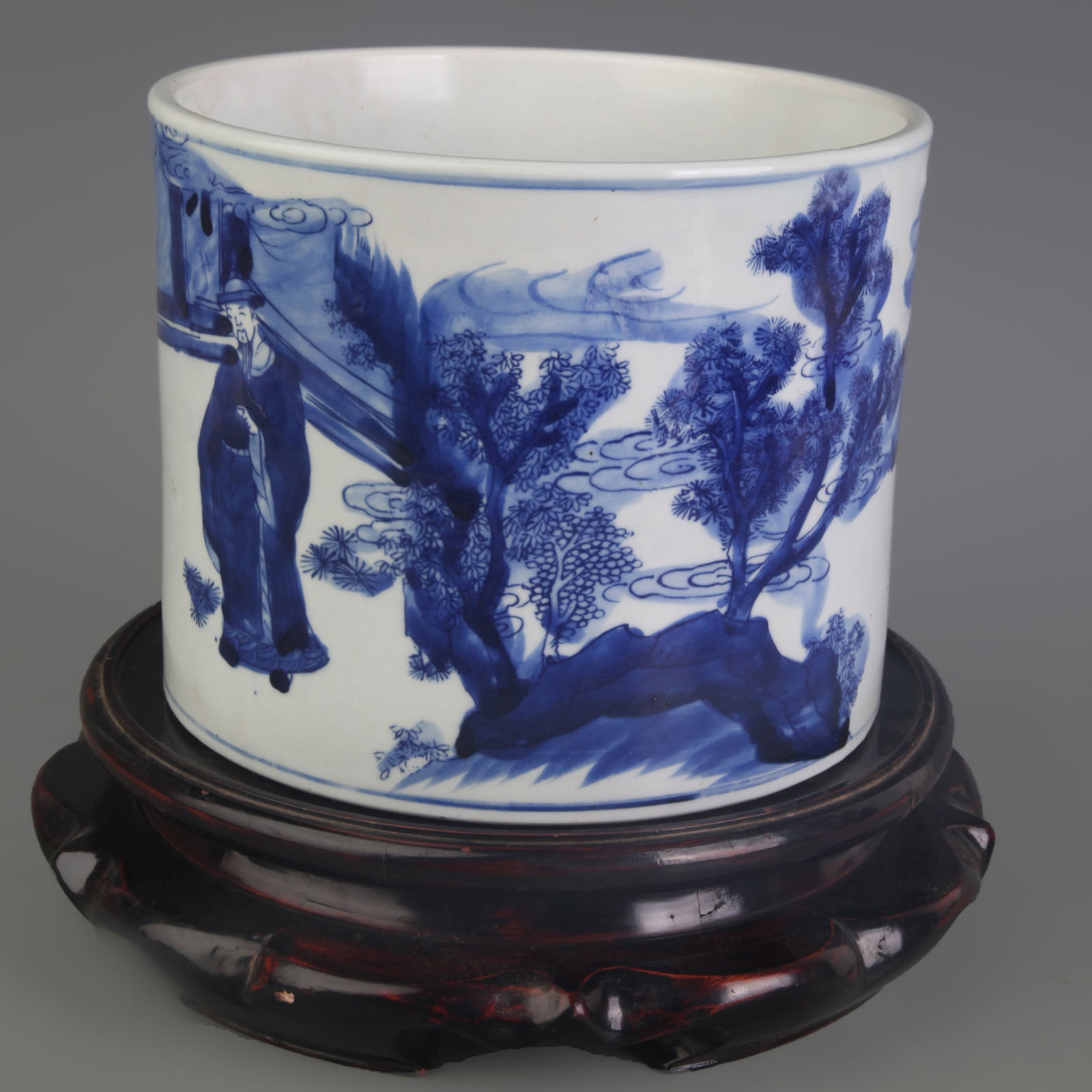 BLUE AND WHITE FIGURATIVE PORCELAIN BRUSH POT: Qing Dynasty; Diameter: 7.6 inch; High: 6.1 inch