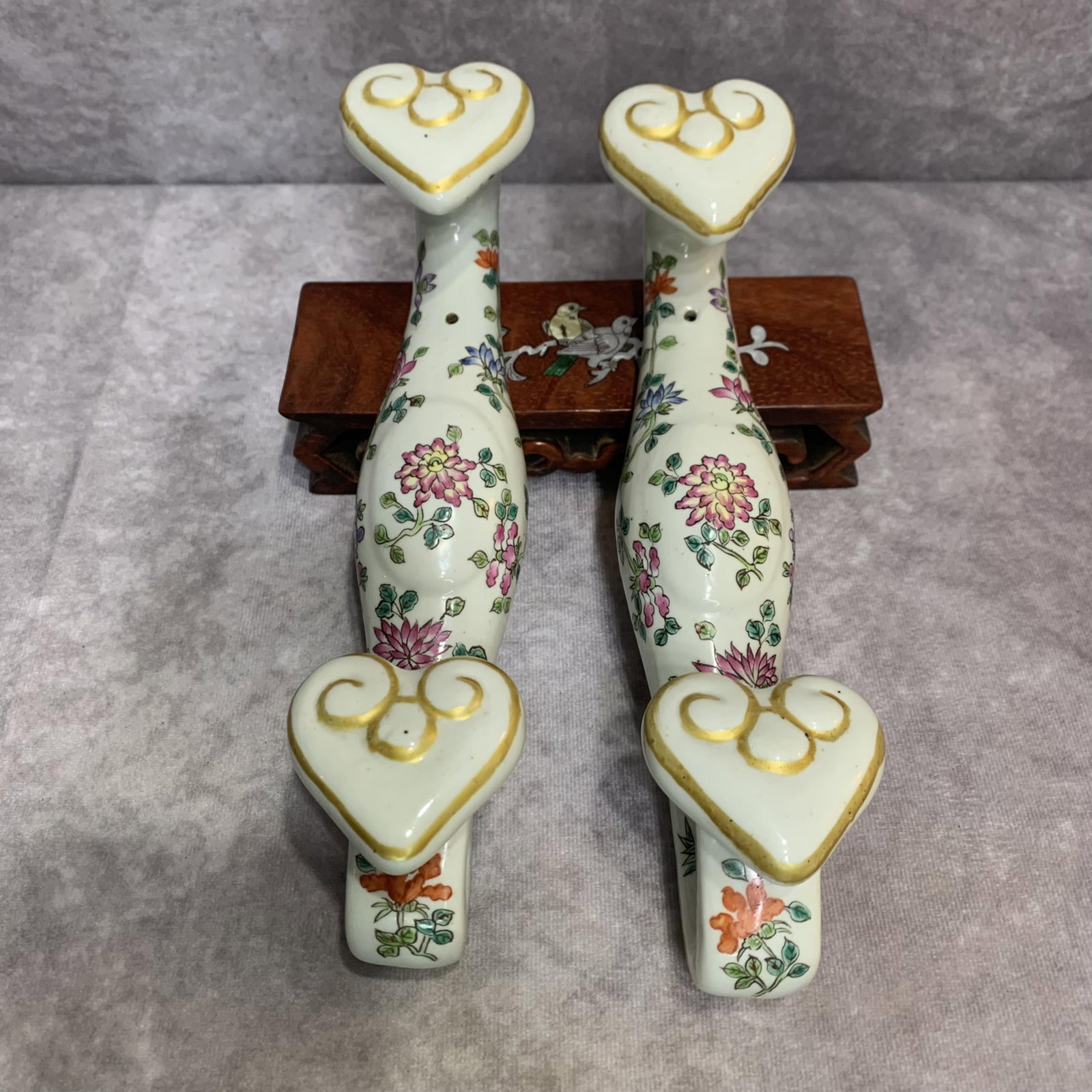 PAIR OF FAMILLE ROSE PATTERN PORCELAIN WALL HANGER: Qing Dynasty; High: 8.7 inch; Width: 1.6 inch