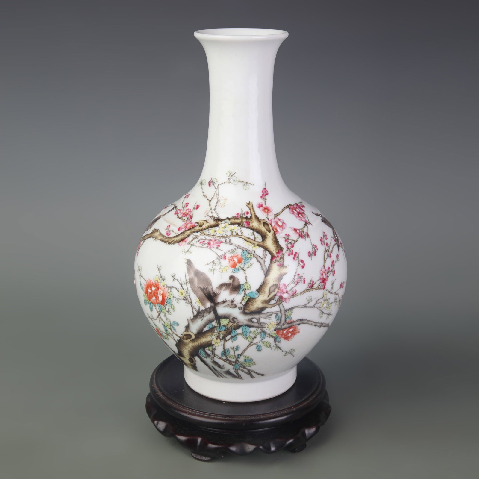 FAMILLE ROSE FLOWER AND BIRD PORCELAIN VASE: Qing Dynasty, Diameter: 2.4 inch; High:9.5 inch