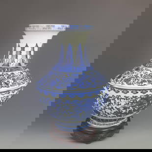 BLUE AND WHITE PORCELAIN VASE WITH INTERTWINED LOTUS PATTERN: Qing Dynasty Qian Long Period; High: 16.0 inch; Diameter:8.80 inch;