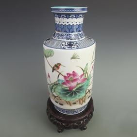 A FAMILLE ROSE LOTUS FLOWER PATTERN PORCELAIN VASE